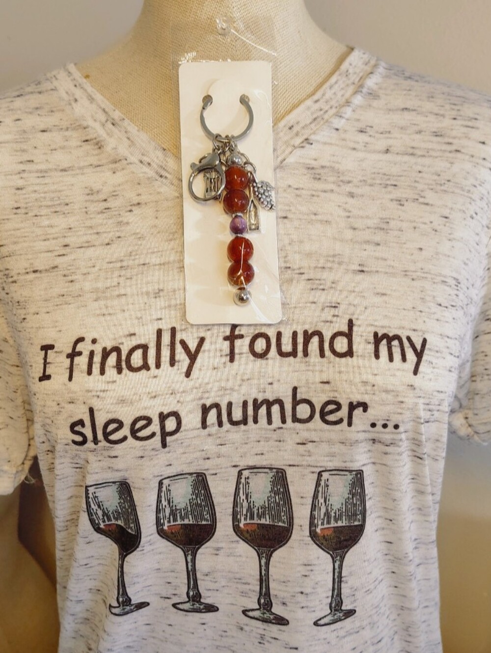 CUTE GIFT SET FOR WINE LOVERS - T SHIRT AND HANDMADE KEYCHAIN - SIZE MEDIUM